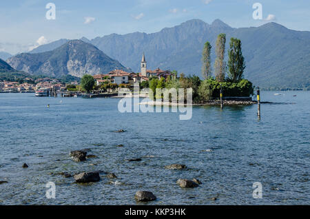 Die einzige der drei Borromäischen Inseln, die nicht durch die königliche Borromeo in Familienbesitz ist, liegt das bezaubernde und faszinierende Isola dei Pescatori. Stockfoto