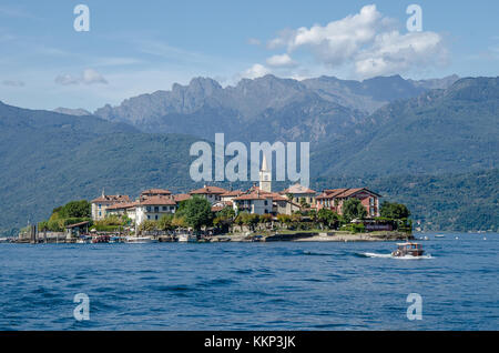 Die einzige der drei Borromäischen Inseln, die nicht von der königlichen Familie Borromeo ist, Isola dei Pescatori ist charmant und faszinierend. Stockfoto