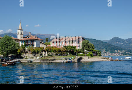 Die einzige der drei Borromäischen Inseln, die nicht durch die königliche Borromeo in Familienbesitz ist, liegt das bezaubernde und faszinierende Isola dei Pescatori. Stockfoto