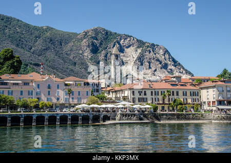 Eine der besten Möglichkeiten, den Lago Maggiore zu sehen und seine Ortschaften besuchen, ist mit dem Boot. Es bietet einen einzigartigen Ausblick auf die Landschaft vom Wasser anstatt der Straße. Stockfoto