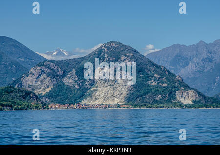 Eine der besten Möglichkeiten, den Lago Maggiore zu sehen und seine Ortschaften besuchen, ist mit dem Boot. Es bietet einen einzigartigen Ausblick auf die Landschaft vom Wasser anstatt der Straße. Stockfoto