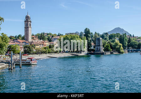 Eine der besten Möglichkeiten, den Lago Maggiore zu sehen und seine Ortschaften besuchen, ist mit dem Boot. Es bietet einen einzigartigen Ausblick auf die Landschaft vom Wasser anstatt der Straße. Stockfoto