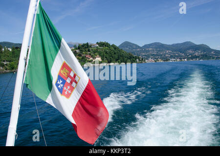 Eine der besten Möglichkeiten, den Lago Maggiore zu sehen und seine Ortschaften besuchen, ist mit dem Boot. Es bietet einen einzigartigen Ausblick auf die Landschaft vom Wasser anstatt der Straße. Stockfoto