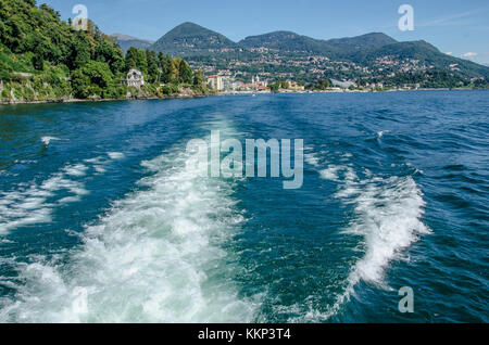 Eine der besten Möglichkeiten, den Lago Maggiore zu sehen und seine Ortschaften besuchen, ist mit dem Boot. Es bietet einen einzigartigen Ausblick auf die Landschaft vom Wasser anstatt der Straße. Stockfoto