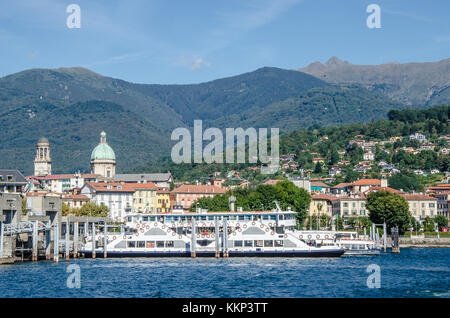 Eine der besten Möglichkeiten, den Lago Maggiore zu sehen und seine Ortschaften besuchen, ist mit dem Boot. Es bietet einen einzigartigen Ausblick auf die Landschaft vom Wasser anstatt der Straße. Stockfoto