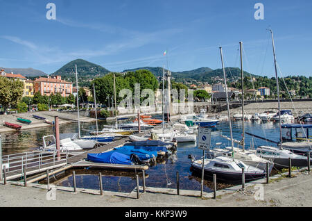 Eine der besten Möglichkeiten, den Lago Maggiore zu sehen und seine Ortschaften besuchen, ist mit dem Boot. Es bietet einen einzigartigen Ausblick auf die Landschaft vom Wasser anstatt der Straße. Stockfoto