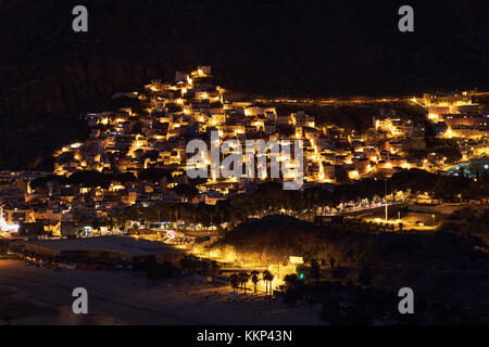 Dämmerung Blick auf wunderschön beleuchtet San Andres Stadt, in der Nähe von der Hauptstadt Santa Cruz de Tenerife, Spanien auf den Kanarischen Inseln im Norden Atlant befindet. Stockfoto