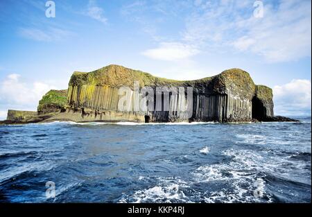 Basaltsäulen Felsen der Insel Staffa, Inneren Hebriden, Schottland. Eingang zum Fingal's Cave auf der rechten Seite Stockfoto