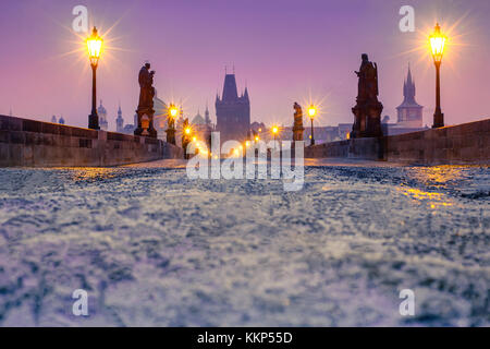 Sonnenaufgang auf der Karlsbrücke im Winter in Prag. Stockfoto