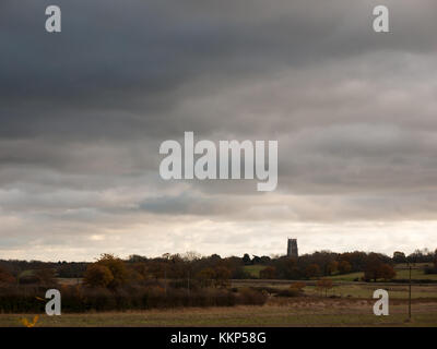 Dramatische Himmel über Offene leere Grünland plain Spezielle mit Kirchturm Turm, Essex, England, Großbritannien Stockfoto