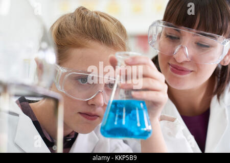 Weibliche Schüler und Lehrer, der Chemie experiment Stockfoto