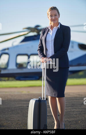 Portrait der Unternehmerin vor Hubschrauber Stockfoto