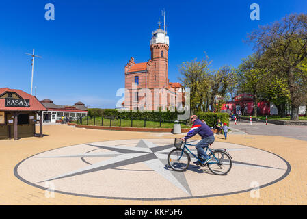 Rose der Winde auf einem Platz vor dem Leuchtturm in der Stadt Ustka über der Ostsee, Pommersche Woiwodschaft Polens Stockfoto