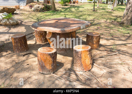 Tische und Stühle in den Garten, auf einem sonnigen Schatten Bäume. Stockfoto