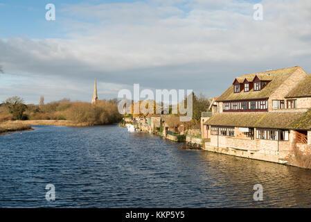 Gebäude und Häuser am Ufer des Flusses Great Ouse St Ives Cambridgehire UK an einem sonnigen Wintertag Stockfoto