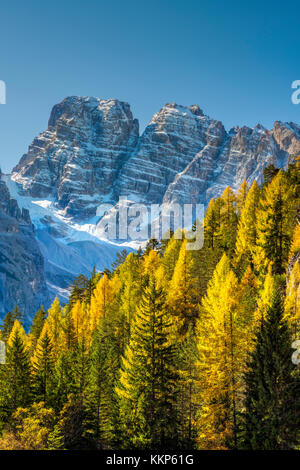 See Landro oder Durrensee mit Cristallo Berg Gruppe in einem malerischen Herbst Landschaft, Dobbiaco - Toblach, Trentino - Alto Adige oder Südtirol, Italien Stockfoto