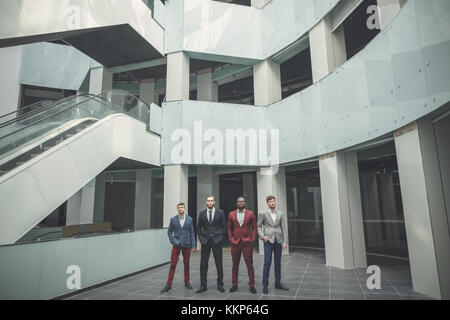 Portrait von multi-kulturellen Office Personal stehen in der Lobby Stockfoto