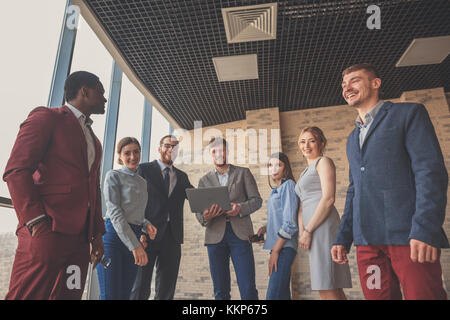Portrait von multi-kulturellen Office Personal stehen in der Lobby Stockfoto