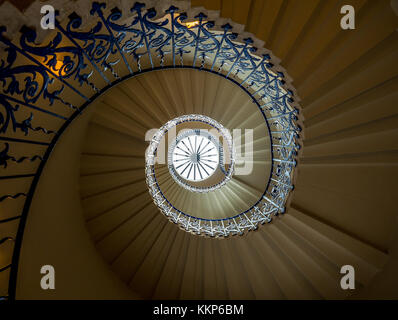 Elegante Wendeltreppe in Tudor - Zeitraum Haus. Die erste zentral nicht unterstützte schraubenförmigen Treppen in England gebaut. Stockfoto