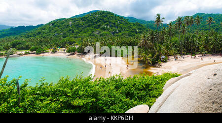 Luftaufnahme von unbekannten Personen, die das Wasser der Strand von Cabo San Juan, Tayrona Nationalpark Natur, Kolumbien Stockfoto