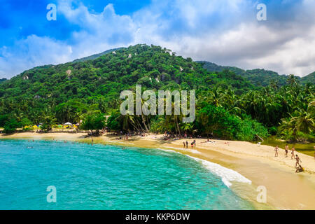 Luftaufnahme von unbekannten Personen, die das Wasser der Strand von Cabo San Juan, Tayrona Nationalpark Natur, Kolumbien Stockfoto