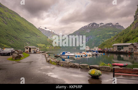 Am Anlegesteg in Geiranger, Norwegen. Der Fjord in sehr schmalen und Scenic Stockfoto