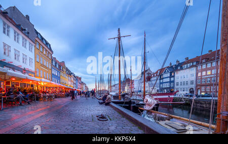 Boote und Menschen rund um den Nyhavn, Kopenhagen an einem Sommerabend. Stockfoto