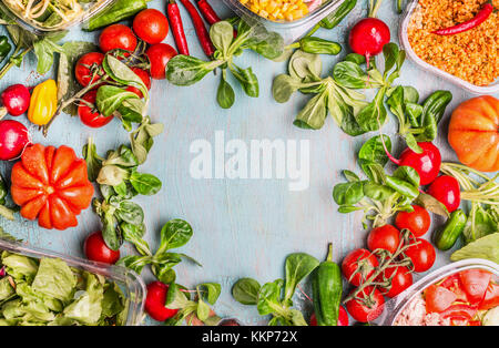 Verschiedene Gemüse Zutaten für Salat und gesundes Mittagessen Boxen, Ansicht von oben, Rahmen. Sauber Organic Food Konzept Stockfoto