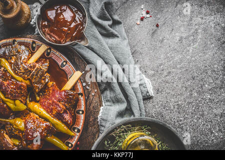 Würzige Fleischspieße mit Barbecue Sauce auf rustikale Küche Tisch Hintergrund, Ansicht von oben, Platz für Text Stockfoto