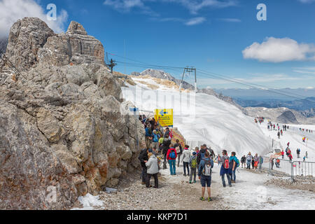 Dachstein Gletscher mit Menschen, die Rope Bridge zwischen zwei Bergen Stockfoto