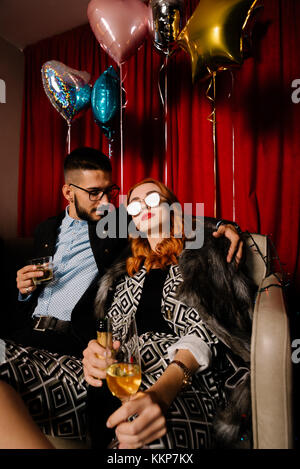 Mann Verführung einer wunderschönen Frau bei Party's Neue Jahr Stockfoto