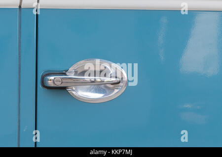 Alte chrom Auto Türgriff, bar an der Karosserie Oldtimer. Stockfoto