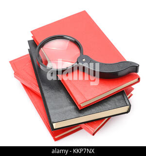 Große Lupe auf Buch auf Weiß isoliert Stack. Stockfoto