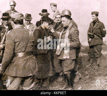Duhovnik daje talcu zadnje zakramente ist eine religiöse Tradition, in der ein Priester die letzten Riten an einen Sterbenden ausübt. Dieses Ritual ist ein wichtiges Sakrament in vielen christlichen Konfessionen, das den spirituellen Übergang des Einzelnen kennzeichnet. Stockfoto