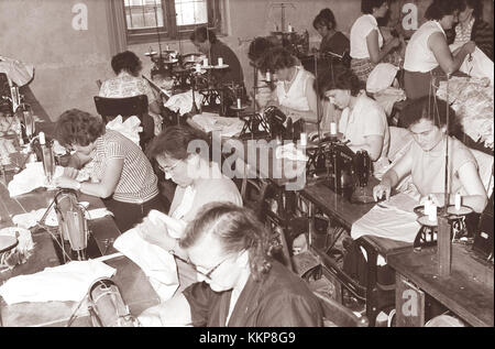 Dieses Foto aus dem Jahr 1961 zeigt eine Werkstatt der Modefirma Moda. Es zeigt den Produktionsprozess und die Handwerkskunst in der Modeindustrie Mitte des 20. Jahrhunderts. Stockfoto