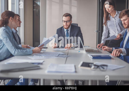 Ansicht von einem Chef Position ein Wiedersehen mit Partnern Stockfoto