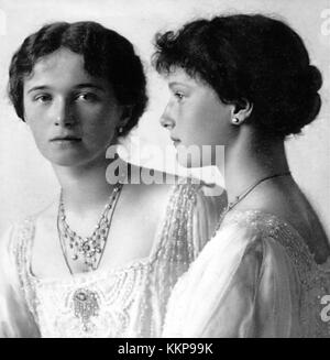 Ein historisches Foto von Olga und Tatiana Nikolajewna, Töchtern des Zaren Nikolaus II. Von Russland. Das Bild zeigt die beiden Prinzessinnen während ihrer Zeit als Teil der russischen Kaiserfamilie und veranschaulicht ihre Rollen innerhalb der Königsfamilie. Stockfoto
