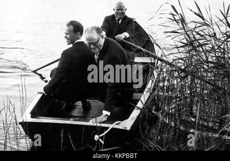 Ein Foto von Eka Erlander und Nikita Chruschtschow, politischen Schlüsselfiguren aus Schweden und der Sowjetunion. Das Bild fängt ihre politische Beziehung und Bedeutung in der Geschichte der Mitte des 20. Jahrhunderts ein. Stockfoto