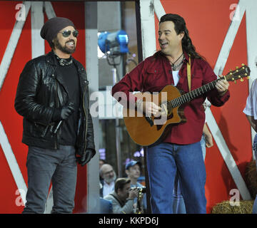 The Today Show Halloween in NYC mit: Billy Ray Cyrus, Carson Daly Where: NYC, New York, Vereinigte Staaten Wann: 31 Oct 2017 Credit: Patricia Schlein/WENN.com Stockfoto