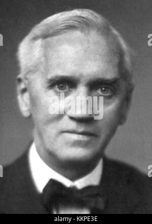 Dieses Bild zeigt Alexander Fleming, den schottischen Wissenschaftler, der 1928 Penicillin entdeckte. Dieses Foto stammt aus dem Jahr 1945, kurz nach der weit verbreiteten Anwendung von Penicillin in der Medizin. Stockfoto