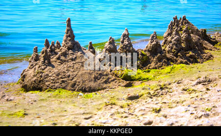 Wunderschöne Seenlandschaft. der Turm und die Hügel von Sand. Stockfoto