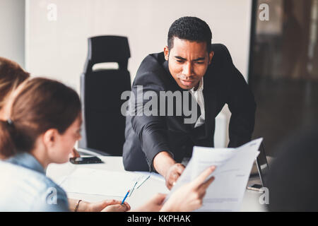 Junge afrikanische amerikanische Geschäftsmann der Leitung eines Teams Stockfoto