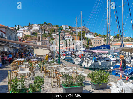 Cafés am Hafen von Hydra, Saronische Inseln, Griechenland Stockfoto