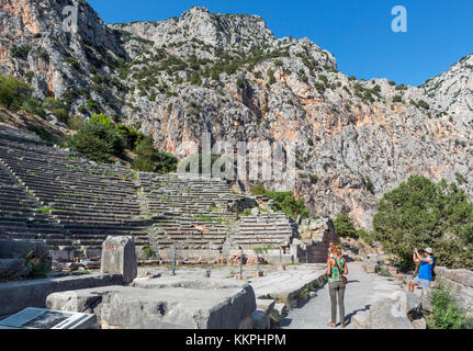 Touristen vor dem Amphitheater, Delphi, Griechenland Stockfoto