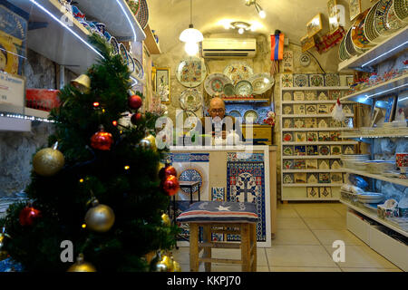 Keramik für den Verkauf zu einem Souvenirshop im armenischen Viertel der Altstadt Ost Jerusalem Israel Stockfoto