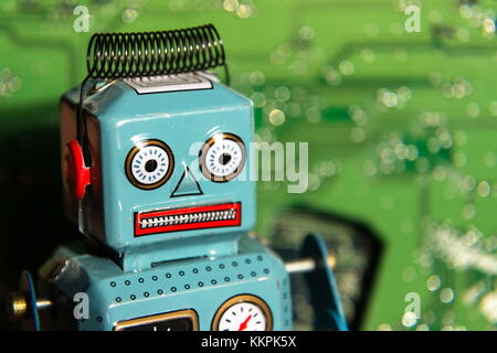 Vintage Tin Toy Roboter mit Computer Board, künstliche Intelligenz Konzept Stockfoto