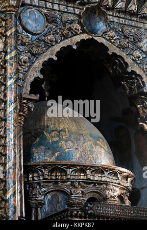 Die verzierten Kuppel über dem Eingang zur Kapelle des Hl. Jakobus der Große, in der Kathedrale des Heiligen Jakobus dem 12. Jahrhundert armenischen Kirche und der wichtigsten Kirche der Armenischen Patriarchat von Jerusalem im armenischen Viertel der Altstadt Ost Jerusalem Israel Stockfoto