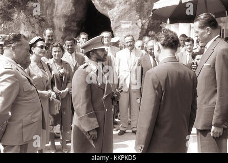 Das Bild oder Ereignis zeigt wahrscheinlich Josip Broz Tito, ehemaliger Führer Jugoslawiens, der 1959 mit Kaiser Haile Selassie von Äthiopien zusammentreffte oder mit ihm interagierte, ein bedeutender diplomatischer Moment in der Geschichte des Kalten Krieges. Stockfoto