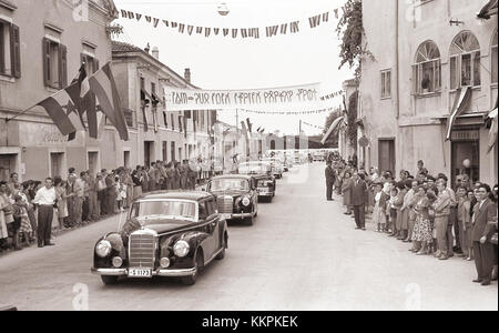 Ein historisches Foto aus dem Jahr 1959, das Josip Broz Tito, den Anführer Jugoslawiens, in Kopru mit dem Kaiser Haile Selassie von Äthiopien trifft. Dieses Bild spiegelt die diplomatische Beziehung zwischen den beiden Führern während der Ära des Kalten Krieges wider. Stockfoto