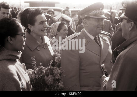 Dieses Foto zeigt Präsident Tito von Jugoslawien und Präsident Sukarno von Indonesien mit ihren Ehefrauen vor der Postojna-Höhle in Slowenien im Jahr 1960. Sie fängt einen historischen Moment auf dem Höhepunkt ihrer diplomatischen Beziehungen ein. Stockfoto
